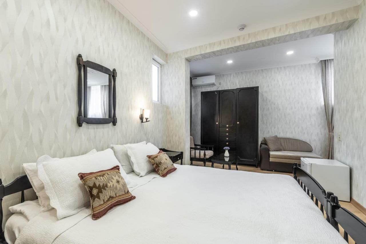 Q&B House Hotel Tbilisi Buitenkant foto